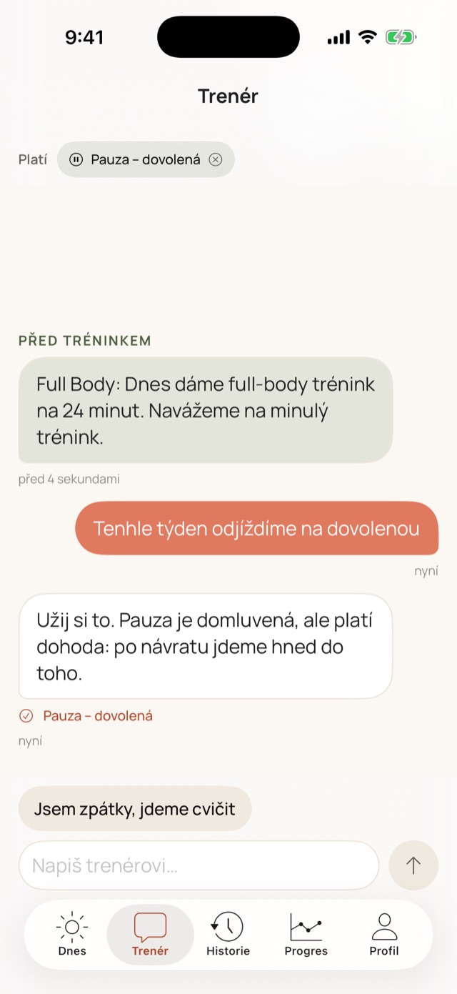Chat s trenérem: zpráva o dovolené a odpověď trenéra, nahoře platná dohoda Pauza – dovolená